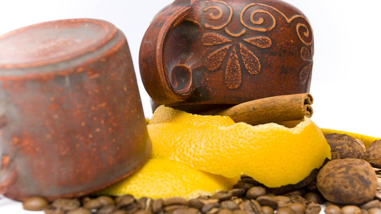 Limoneno e cinamaldeído: entenda a ciência por trás da fervura de cascas de limão para neutralizar odores na cozinha.