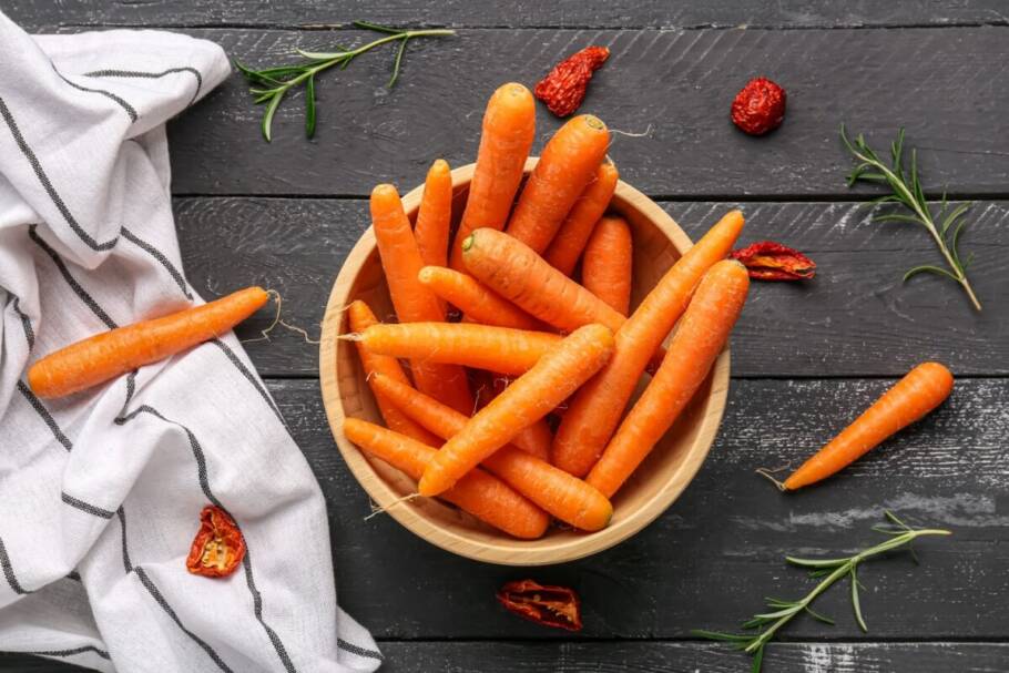 A cenoura auxilia na saúde ocular e no fortalecimento das defesas do organismo (Imagem: Pixel-Shot | Shutterstock)