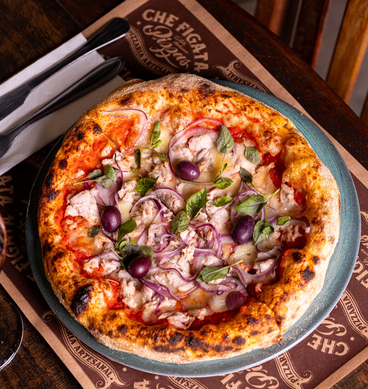 A pizza de Confit de Atum, já está disponível tanto no salão quanto no delivery em duas versões: a pequena (4 pedaços, R$ 82) e a grande ( 8 pedaços, R$125)