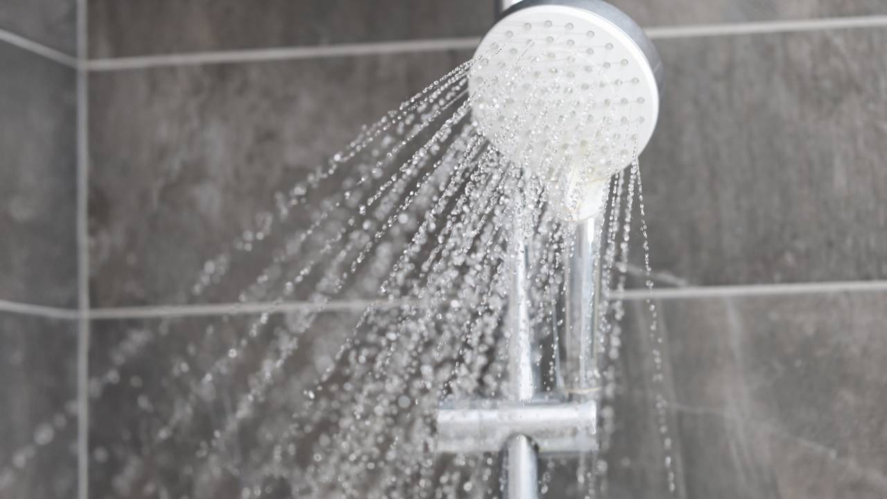 Garanta banhos quentes sem interrupções e economize na manutenção. Veja como pequenos ajustes na fiação e no uso diário podem dobrar a vida útil do seu chuveiro.