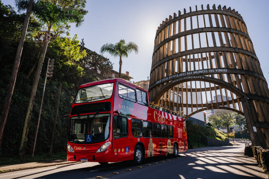 Ônibus panorâmico leva turistas para conhecer a região do Vale dos Vinhedos