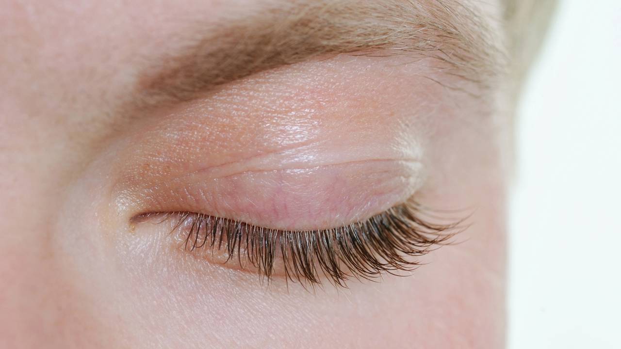 O segredo do olhar marcante em casa: veja como higienizar sua escova de rímel e aplicar óleo de rícino puro de forma profissional.