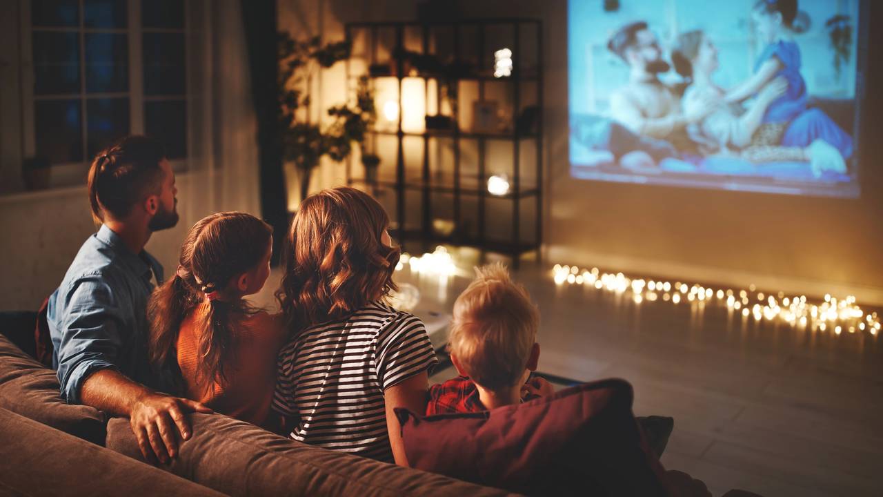 Monte seu cinema em casa em 2 minutos de leitura. Confira nosso checklist essencial de imagem, som e conforto para criar sessões de cinema inesquecíveis para a sua família.