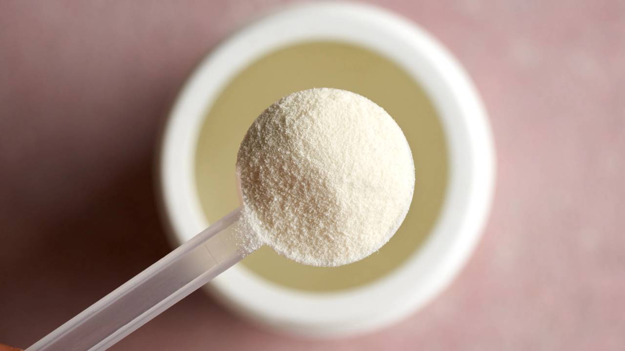 Escolha seu colágeno em 2 minutos. Confira nosso comparativo de custo-benefício, facilidade de uso e eficácia entre o formato em pó e em cápsulas para manter sua pele firme hoje.