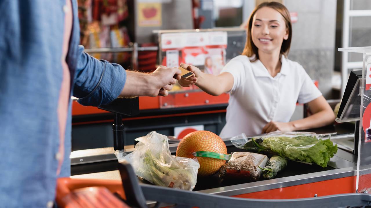 O erro comum de ir ao mercado sem lista pode custar caro ao seu bolso. Veja como planejar suas refeições com segurança e aprenda a substituir itens caros.