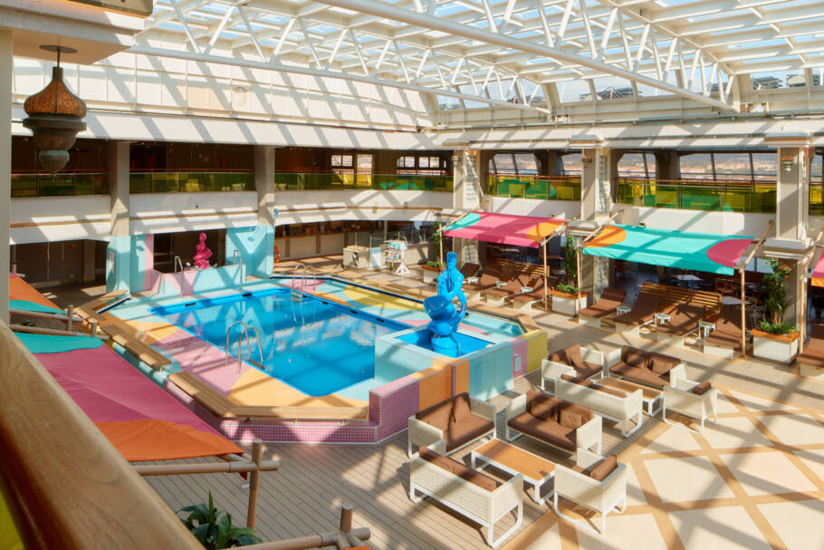Piscina coberta do navio Costa Serena, que fará roteiros pela América do Sul
