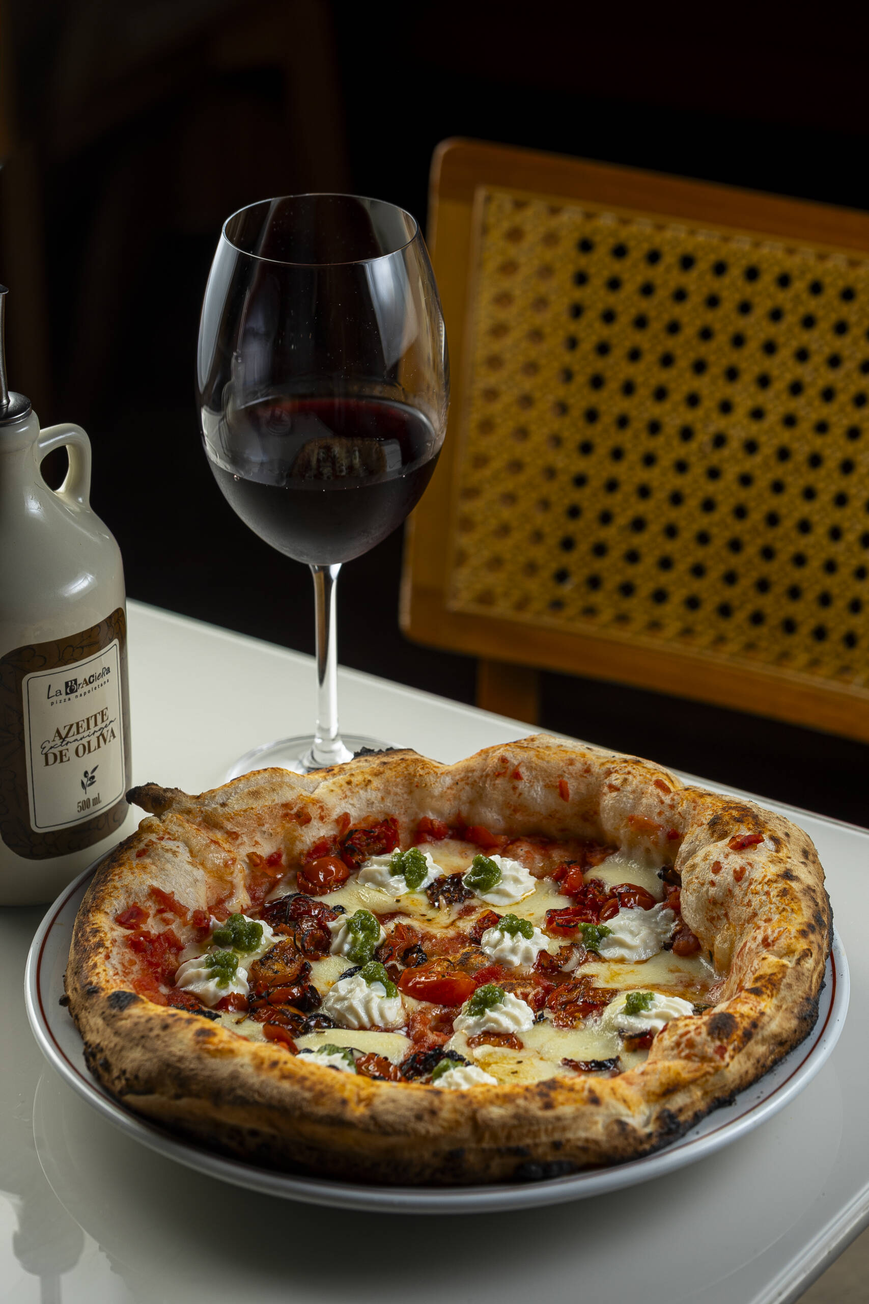 Quem passar pelo salão da La Braciera e levar 1 kg de alimento não perecível vai ganhar uma taça de vinho ou um drink da casa ao pedir qualquer pizza