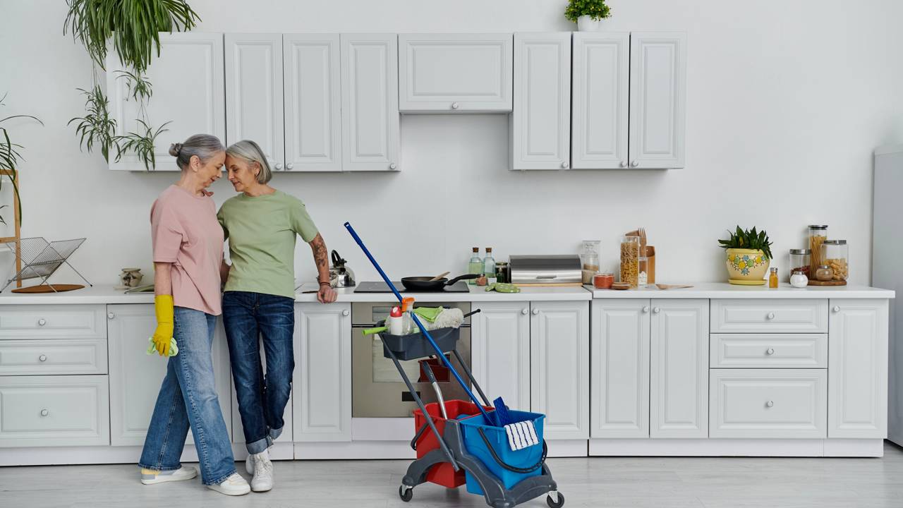 Decoração industrial no topo do armário: cestos de metal e plantas para cozinhas modernas.