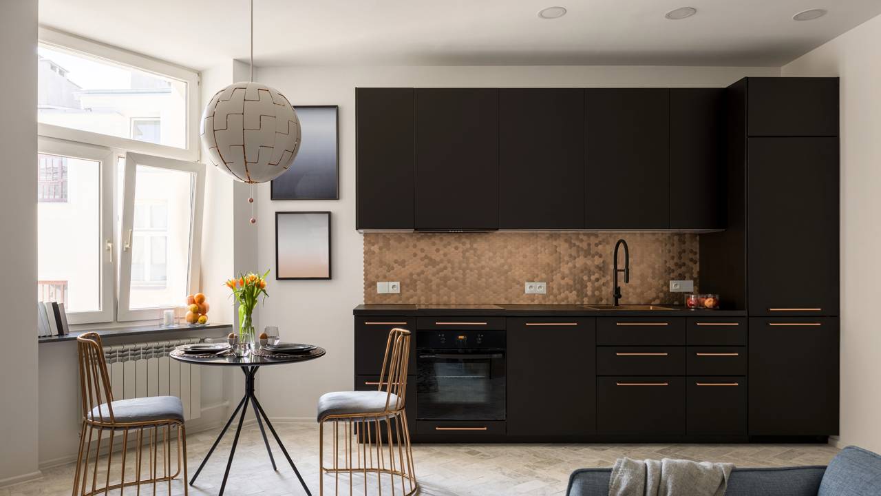 A fluidez do triângulo de trabalho: Como a organização correta faz a cozinha parecer maior.