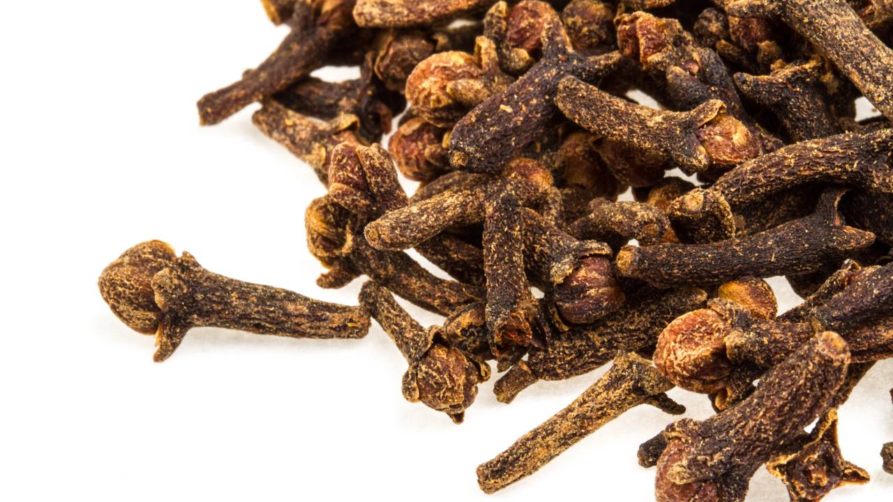 Por que você deve colocar cravos no bolso antes de entrar em transportes públicos lotados