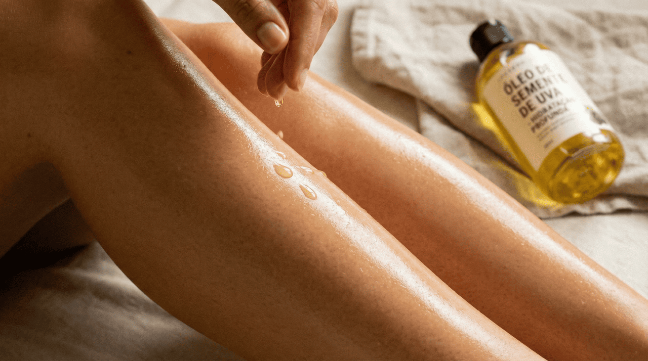 O momento ideal para aplicar o produto é logo após sair do chuveiro, quando a pele ainda está levemente úmida e os poros estão mais receptivos aos nutrientes essenciais da fórmula