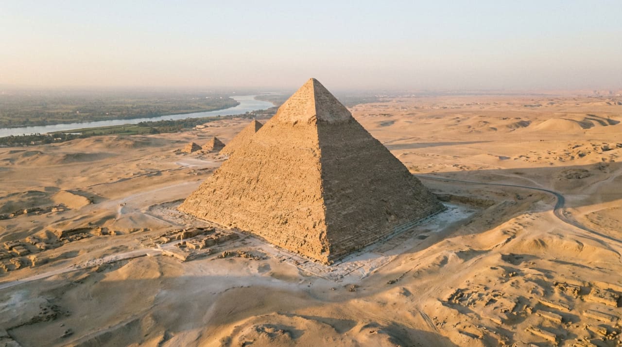 Os pesquisadores têm analisado marcas de erosão pluvial que não condizem com o clima árido do Egito durante o reinado do faraó Quéops