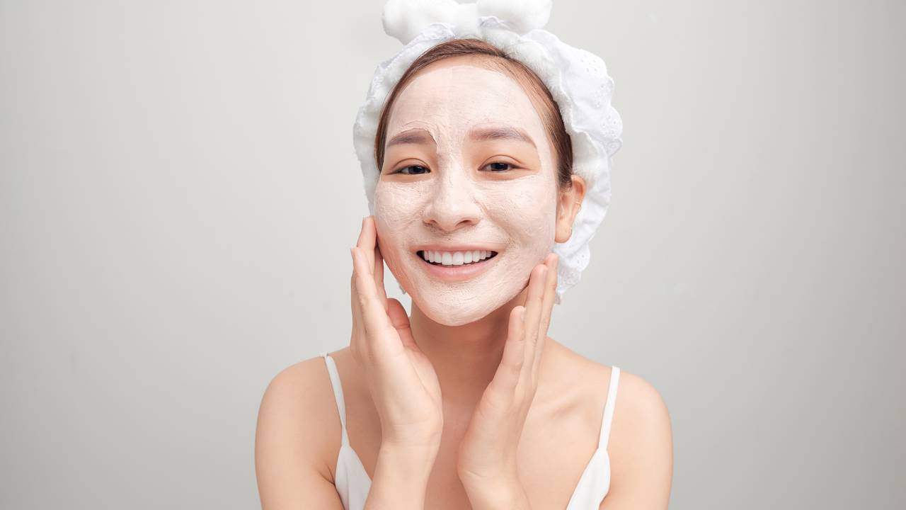 O segredo das coreanas revelado: saiba como o amido e as vitaminas do arroz ajudam na renovação celular e aprenda a técnica correta de aplicação para resultados visíveis.