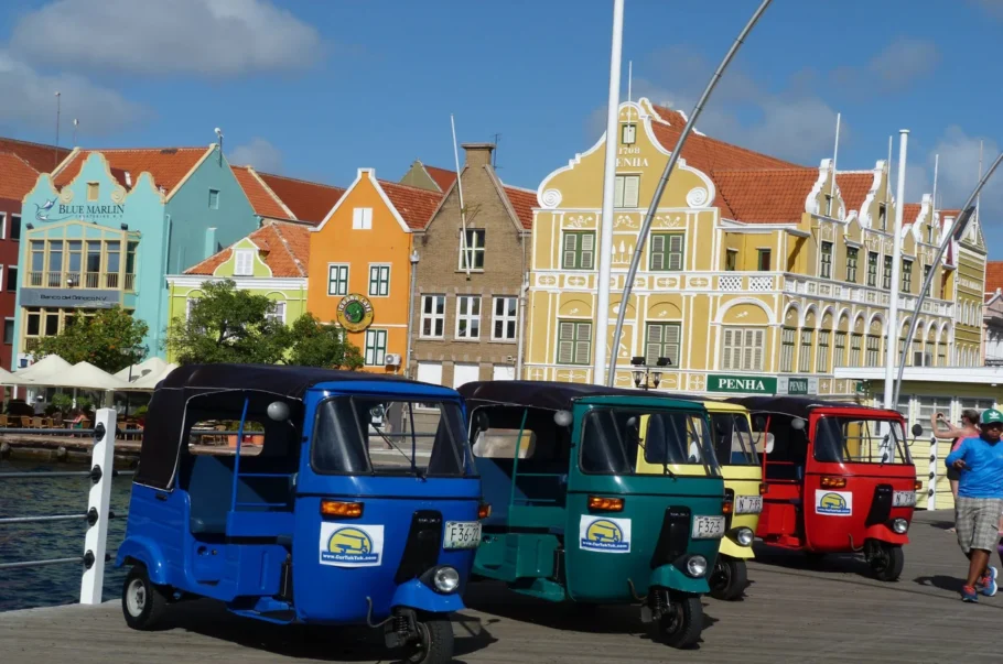 Passeio de tuk-tuk é a melhor forma para conhecer pontos históricos de Willemstad