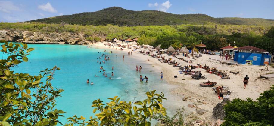 Vista da badalada praia de Kenepa Grandi, uma das preferidas dos brasileiros