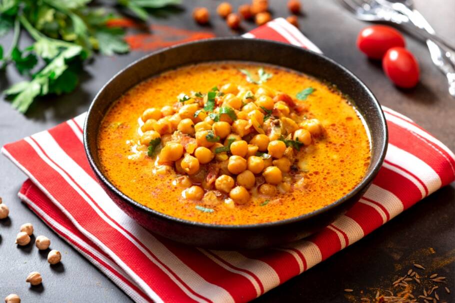 Curry de grão-de-bico no estilo indiano cremoso e 