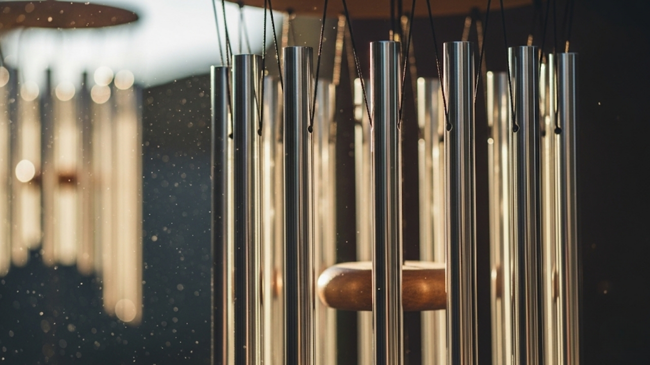 Harmonize sua casa e proteja sua energia com o som milenar dos elementos metálicos.