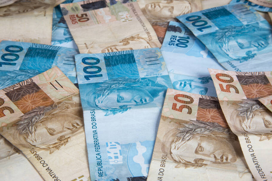 Estratégias simples de organização financeira e investimento podem fazer o dinheiro crescer mesmo sem aumento de renda