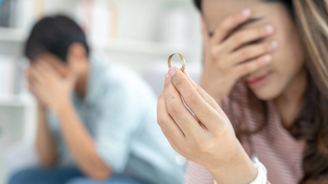 O erro comum de manter a decoração intacta pode travar sua evolução emocional. Veja como pequenos ajustes na casa protegem sua saúde mental após a separação hoje.
