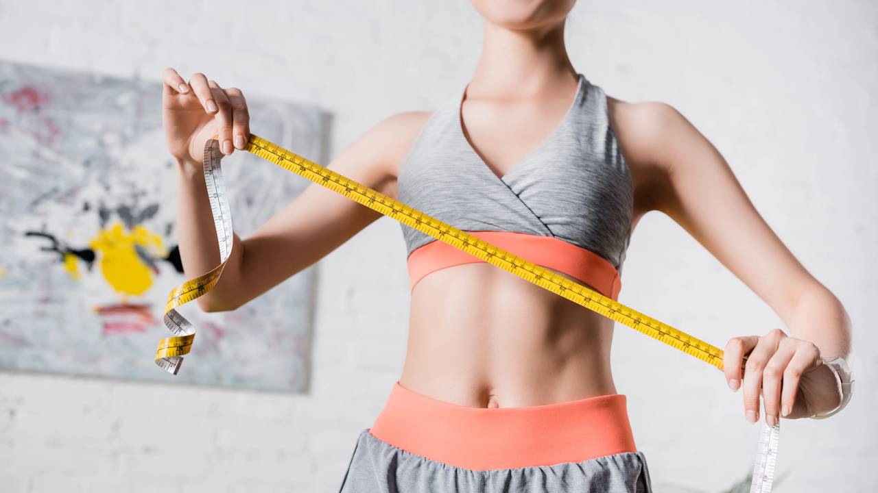 Emagrecer dormindo com ar-condicionado? Desvendamos os mitos e verdades sobre o gasto energético no frio e dicas para uma rotina saudável em Março 2026.