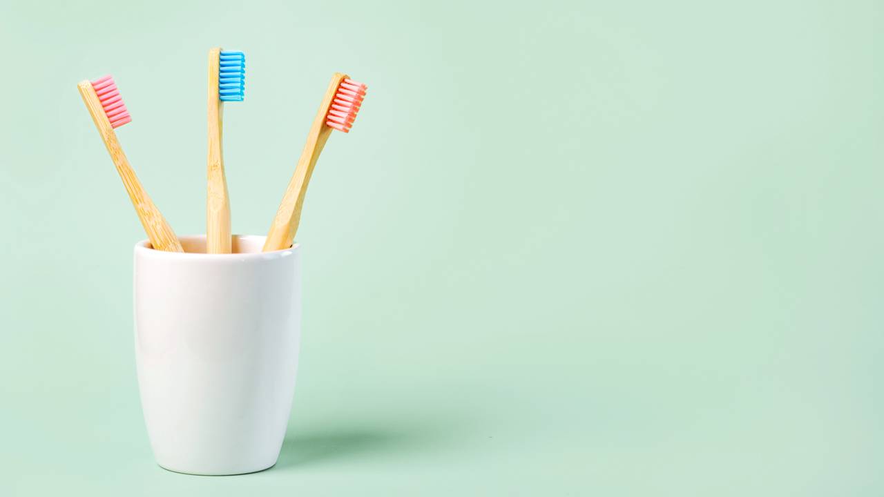 A ciência da higiene bucal: como evitar o biofilme e as bactérias nas cerdas da sua escova.