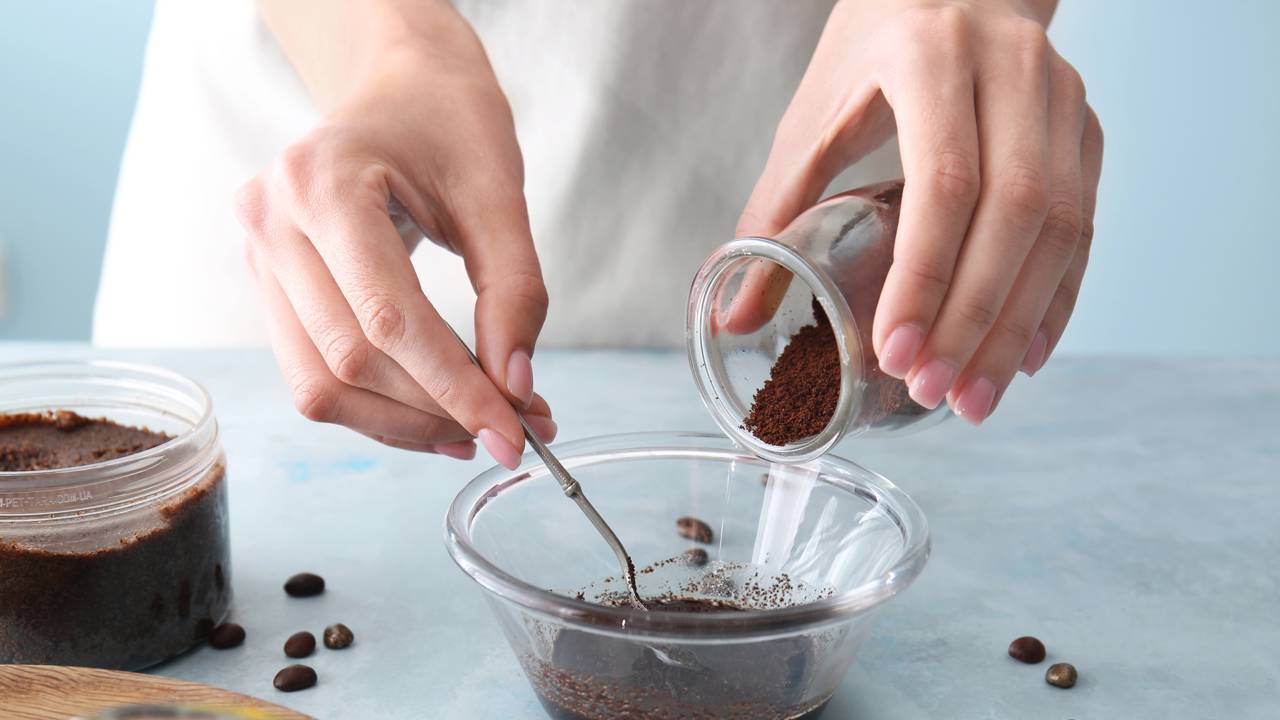 Guia rápido: peeling de café em 2 minutos. Saiba como preparar a mistura, a frequência ideal de uso e os cuidados essenciais para evitar irritações e manter a barreira cutânea.