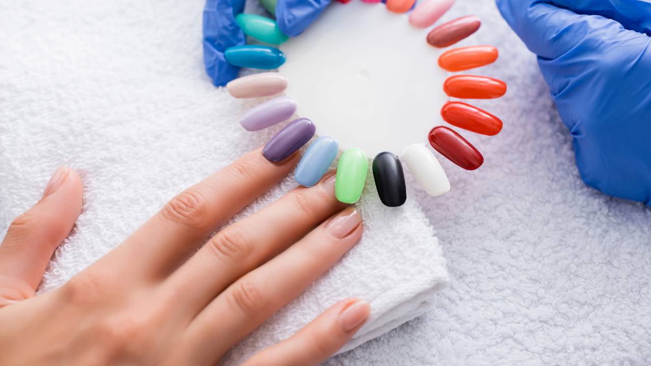 Guia rápido de esmalte artesanal em 2 minutos. Saiba como higienizar o frasco, a proporção ideal de pigmento e o segredo do extra brilho para um acabamento profissional em casa.