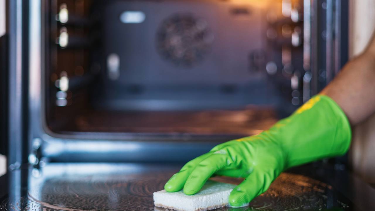 Capilaridade e frescor: entenda a ciência por trás do uso de esponjas para absorver água na gaveta de hortifruti.