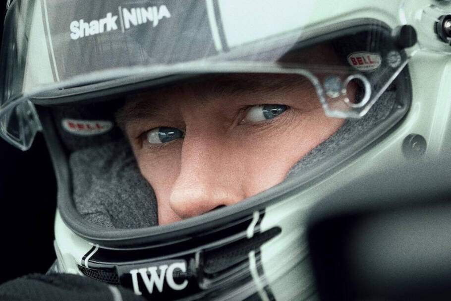 Brad Pitt usando um capacete de corrida na capa do filme 