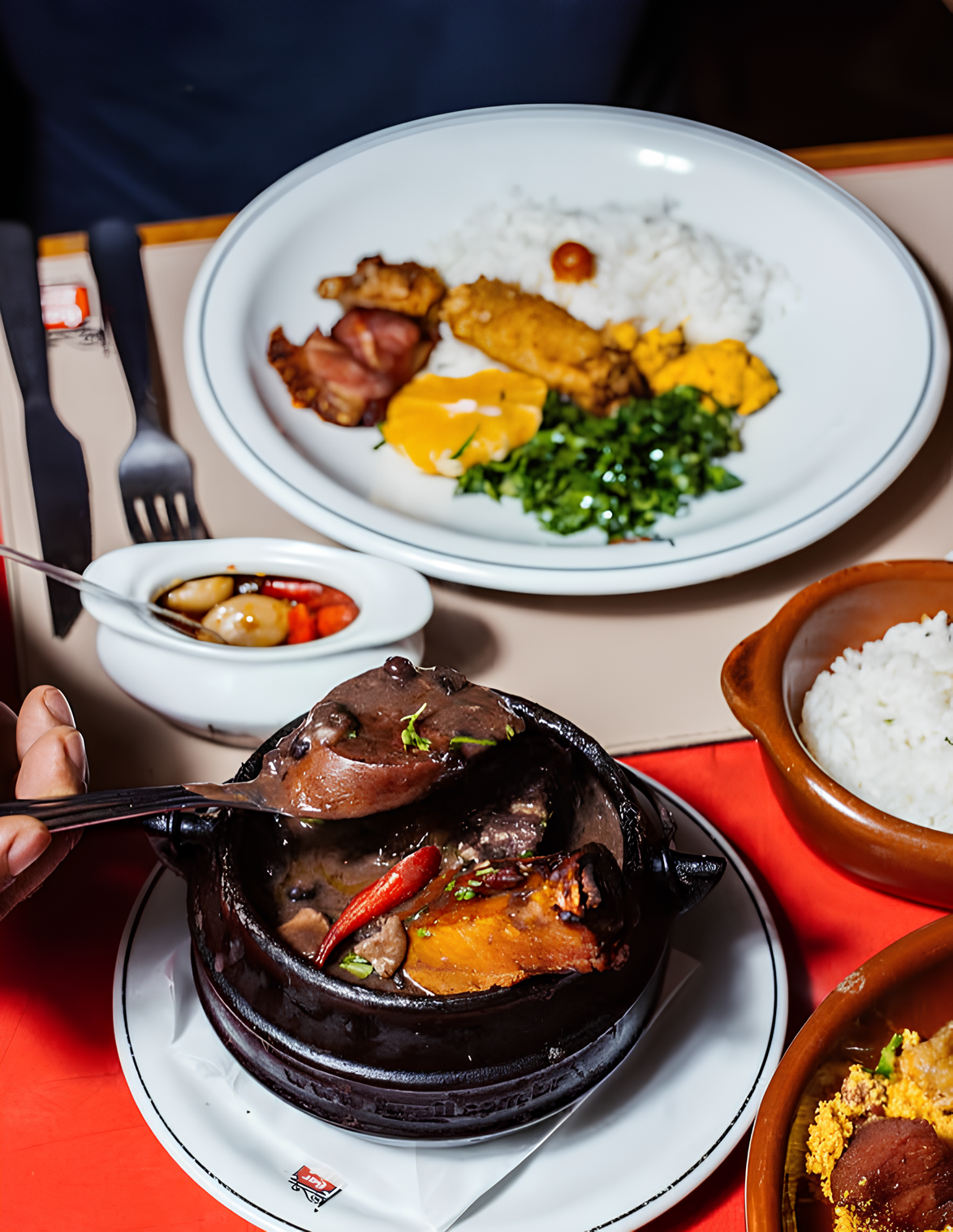 A Feijoada do Léo (R$ 59) é pedida quase obrigatória no almoço durante a semana