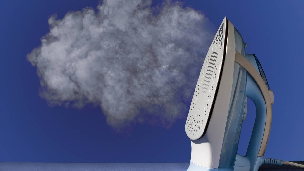 O perigo do descanso incorreto: saiba como apoiar seu ferro de passar com segurança e evitar acidentes domésticos e danos à tábua.