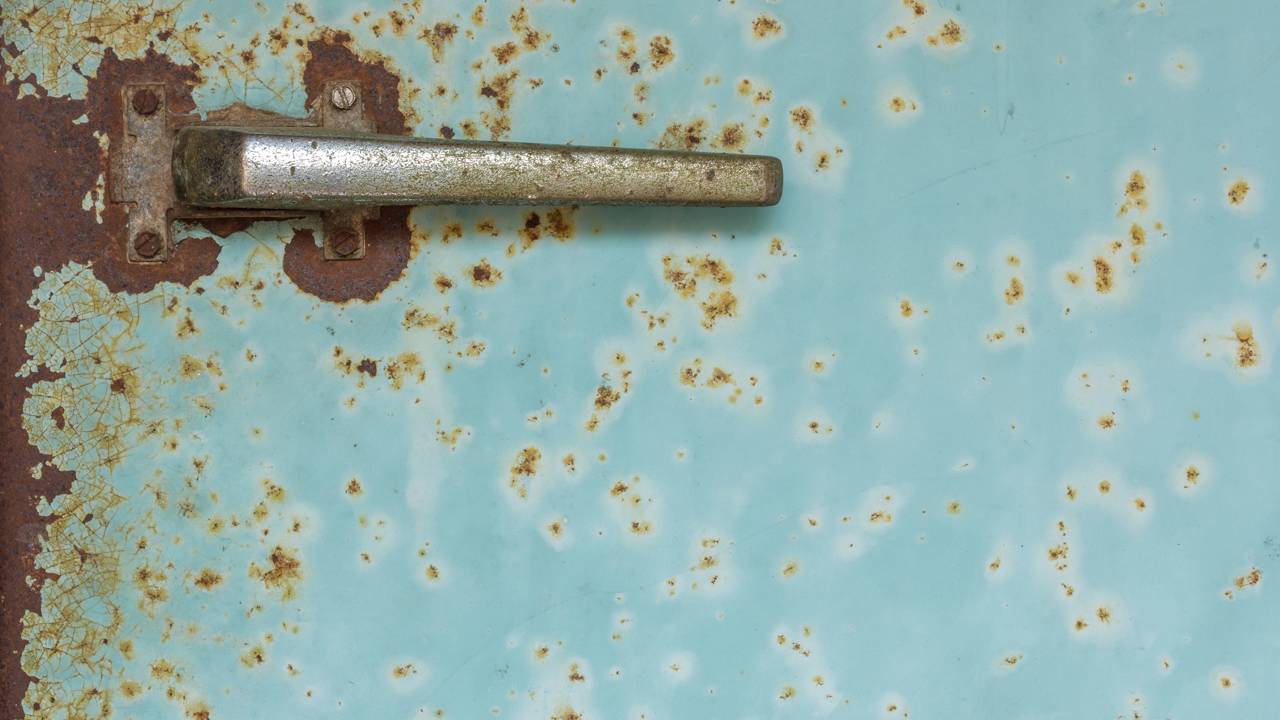 Limão estraga o inox? Entenda a química por trás do uso do limão contra a ferrugem e confira os cuidados essenciais com o tempo de ação para não manchar a pintura do seu aparelho.