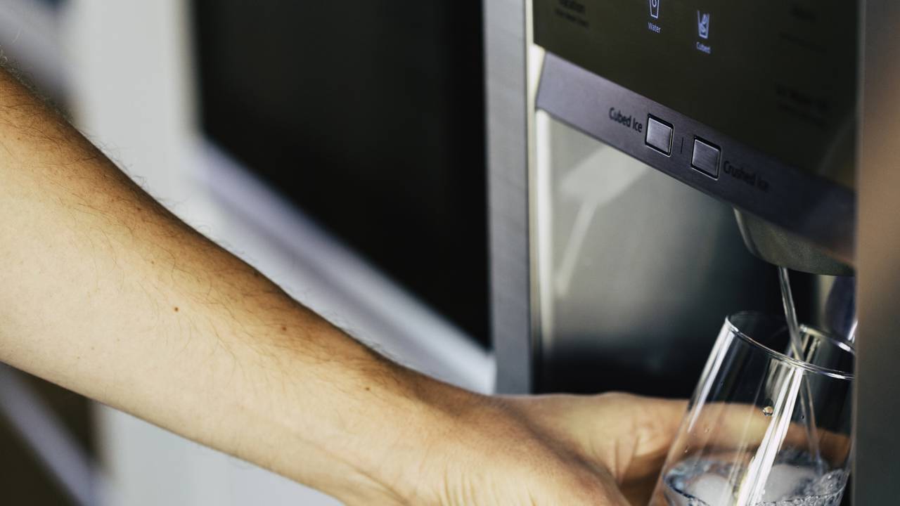 Aprenda a identificar se o purificador de água funciona de verdade. Analisamos desde o carvão ativado até a osmose reversa para você decidir com total segurança.