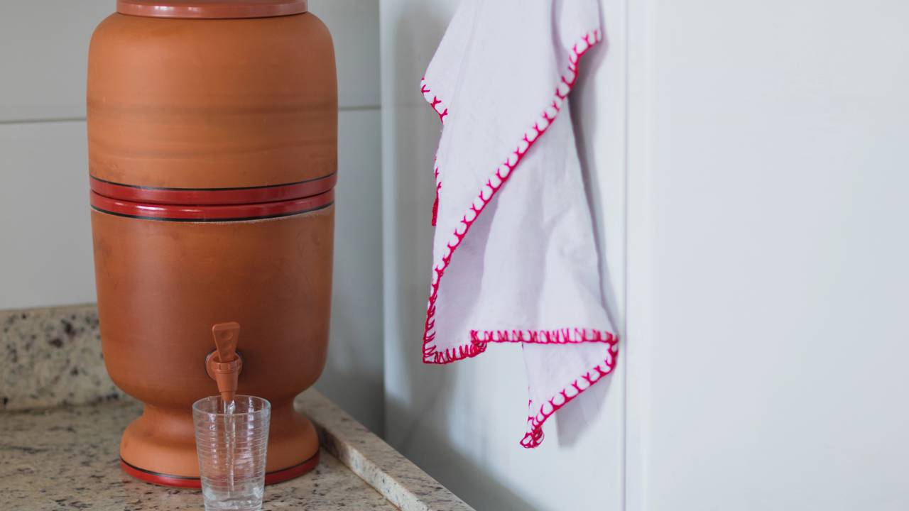 Sua saúde pode ser muito mais beneficiada com a filtragem tradicional. Saiba por que a vela de cerâmica é o segredo para remover impurezas e garantir água fresca.