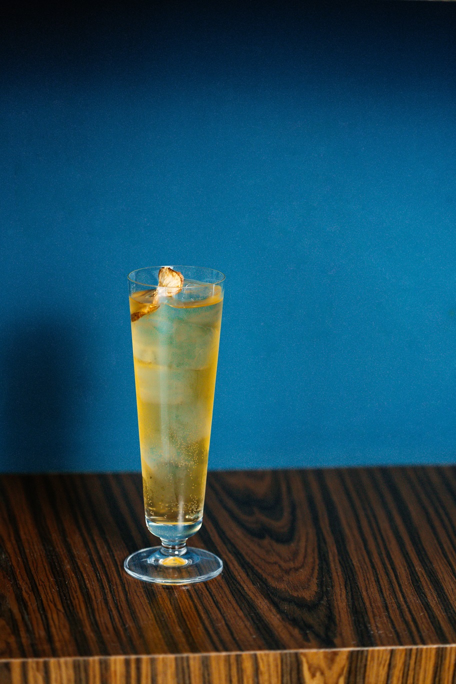 Fruto Proibido (R$ 48) do Riviera Bar combina whisky Singleton, vinho branco e soda artesanal de rooibos com maçã e canela