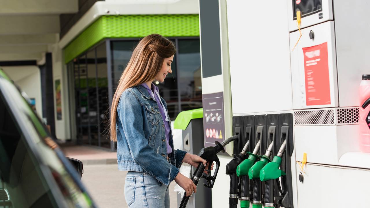 Tabela de preços por litro: saiba quanto você vai gastar para abastecer tanques de 40L, 50L ou 60L hoje.