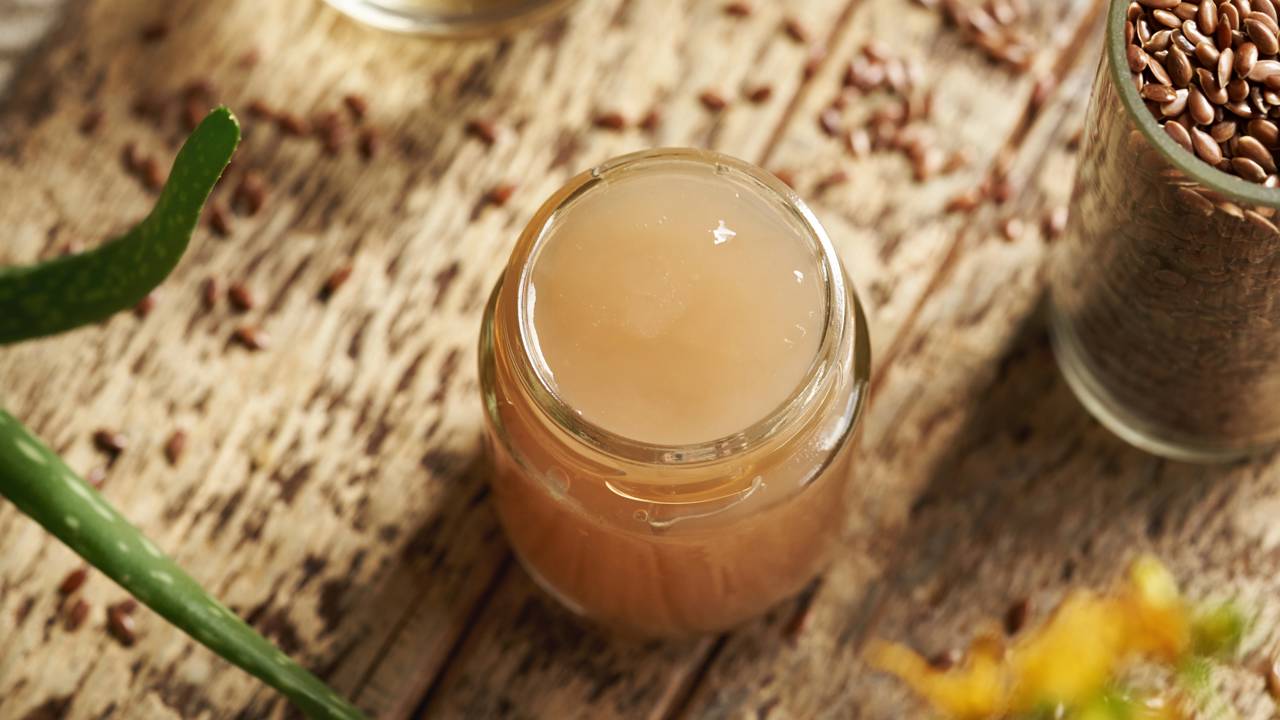 A ciência do brilho: entenda por que as mucilagens da linhaça alinham os fios melhor que silicones.