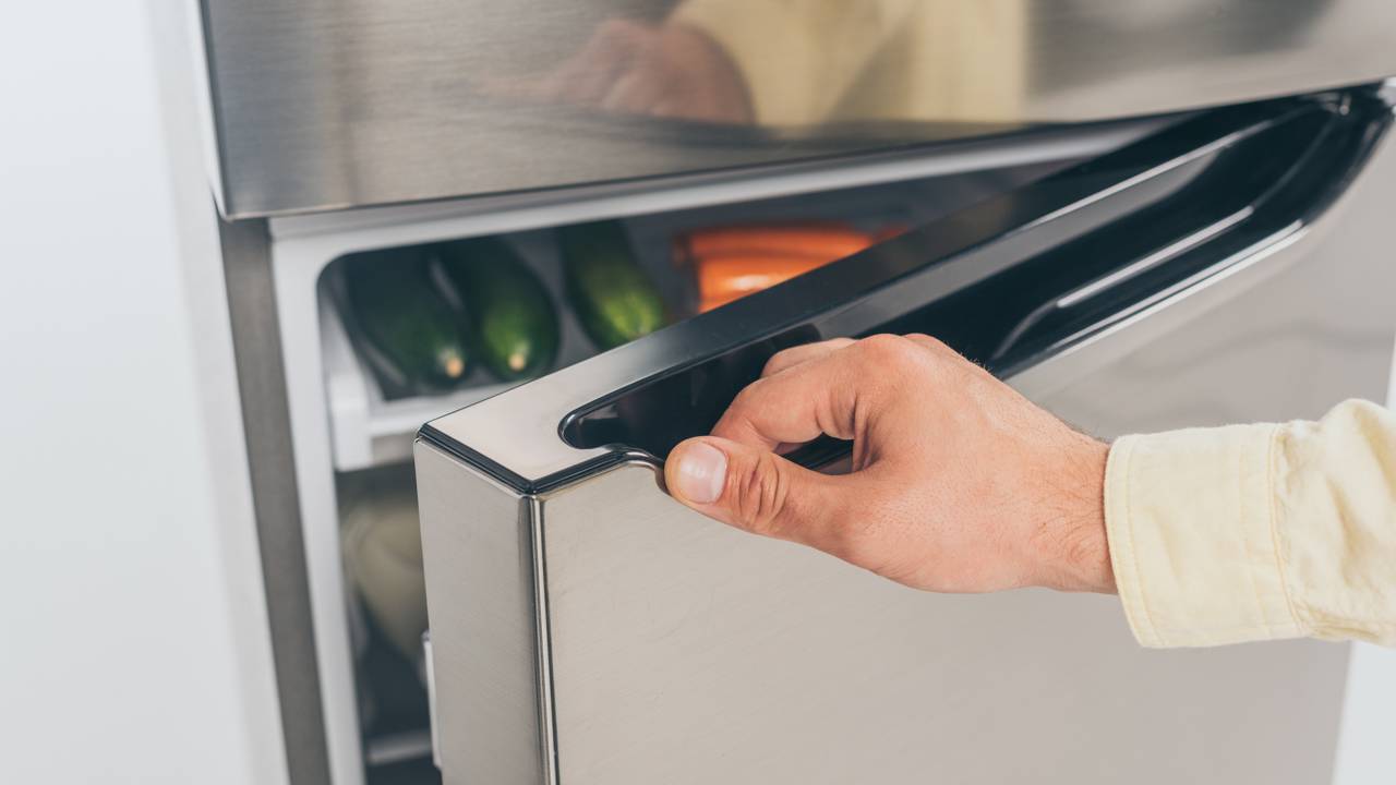 O que acontece com o consumo de energia quando o dreno da sua geladeira está obstruído