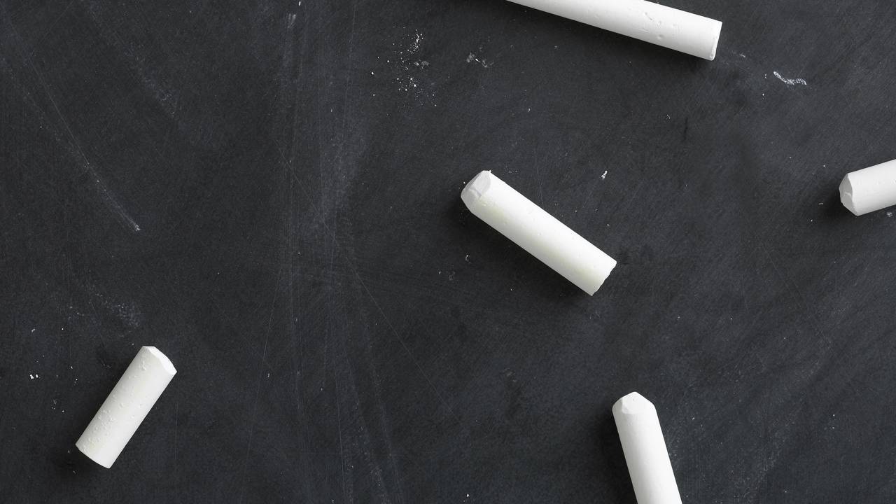 Roupas com cheiro de mofo e armário úmido durante o inverno. Entenda como o truque do giz escolar absorve a umidade e renova seu guarda-roupa em 2026.