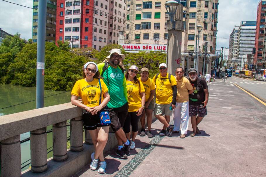 Grupo no city tour pelas ruas do Recife