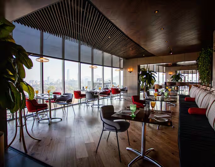 O Glass Bistrot, no DoubleTree by Hilton Santiago Kennedy, oferece uma vista panorâmica de Vitacura