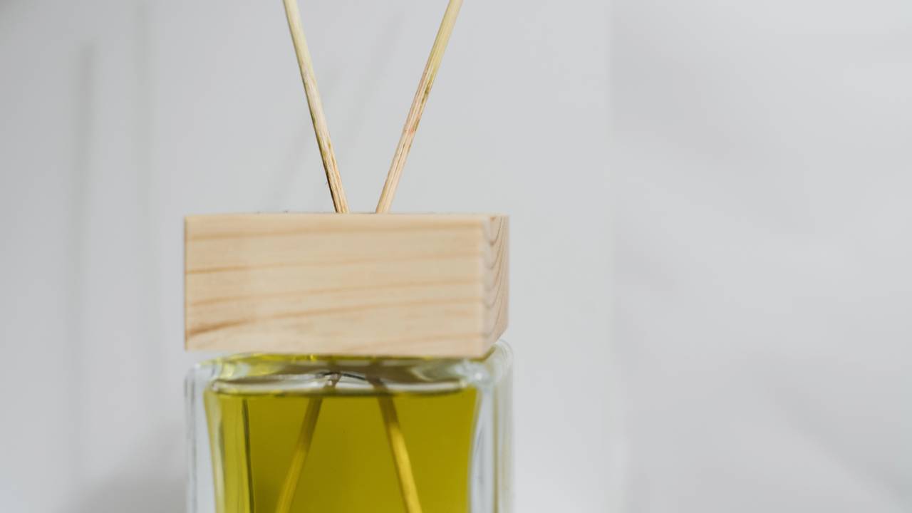 O erro comum de exagerar na essência pode pesar o ambiente. Veja como diluir seu home spray com segurança e aprenda a perfumar cortinas e tapetes corretamente.