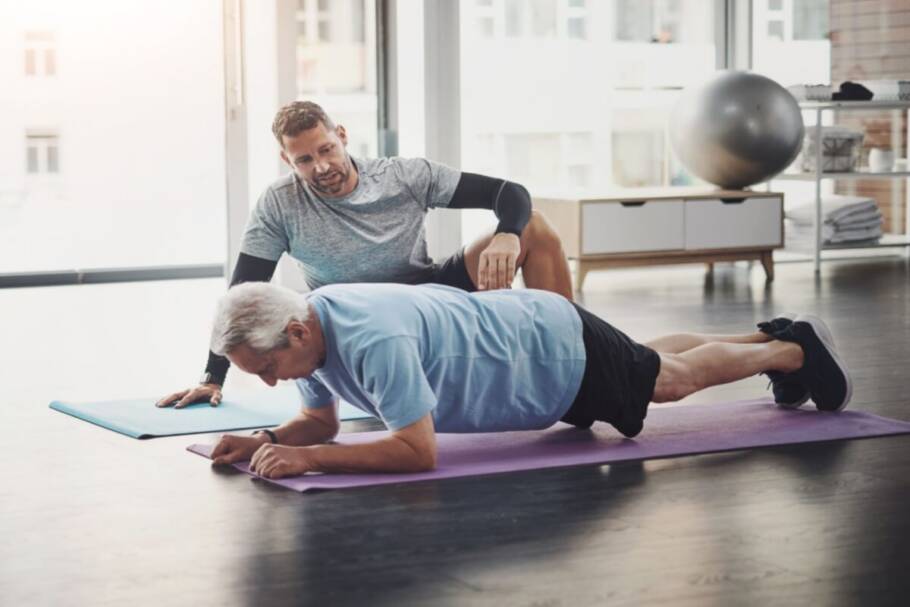 A prancha estimula o corpo a liberar hormônios que promovem a sensação de bem-estar (Imagem: PeopleImages | Shutterstock)