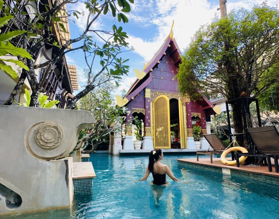 Piscina do hotel Burasari, em Phuket, contorna os quartos, bar e restaurante