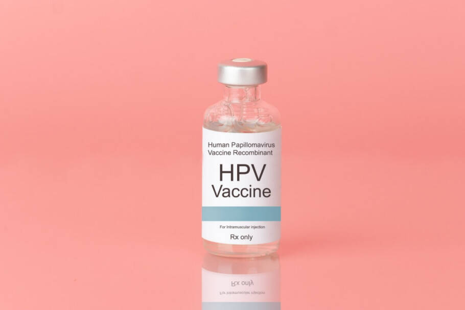 A imunização é recomendada antes do início da vida sexual para ampliar a proteção contra os tipos mais perigosos do HPV (Imagem: Orawan Pattarawimonchai | Shutterstock)