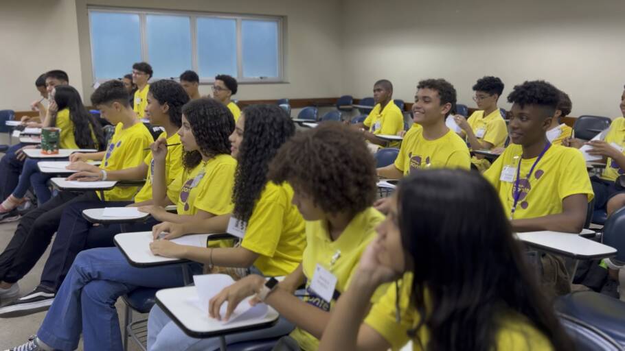 Programa oferece bolsa de estudos, material didático, transporte e cursos de inglês para alunos selecionados