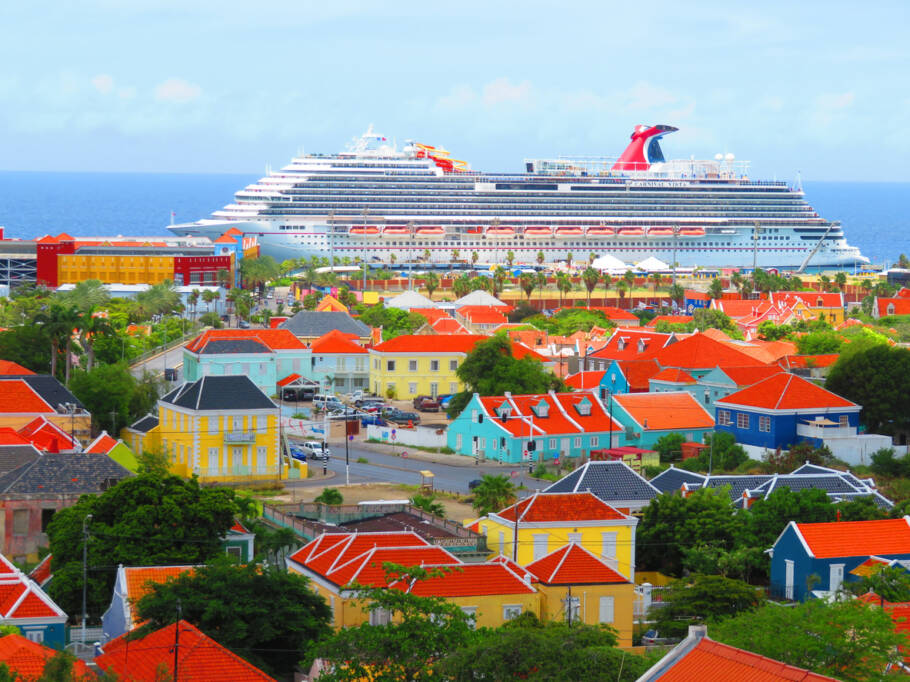 Navio Carnival Vista atracado no porto de Curaçao