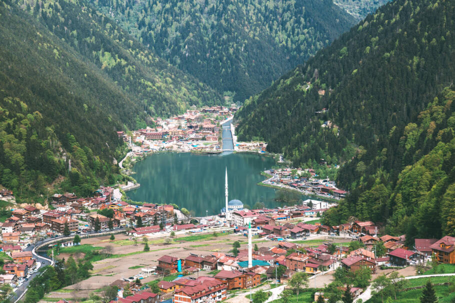 Uma vista aérea do lago Uzungol, na região do Mar Negro, na Turquia