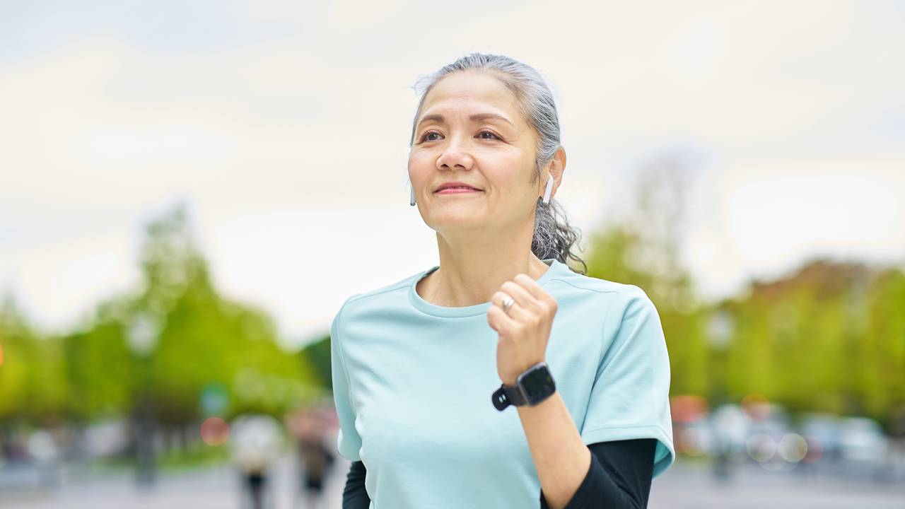 Entenda a ciência por trás da caminhada japonesa e como transformar seu trajeto diário em uma sessão de meditação ativa e bem-estar.