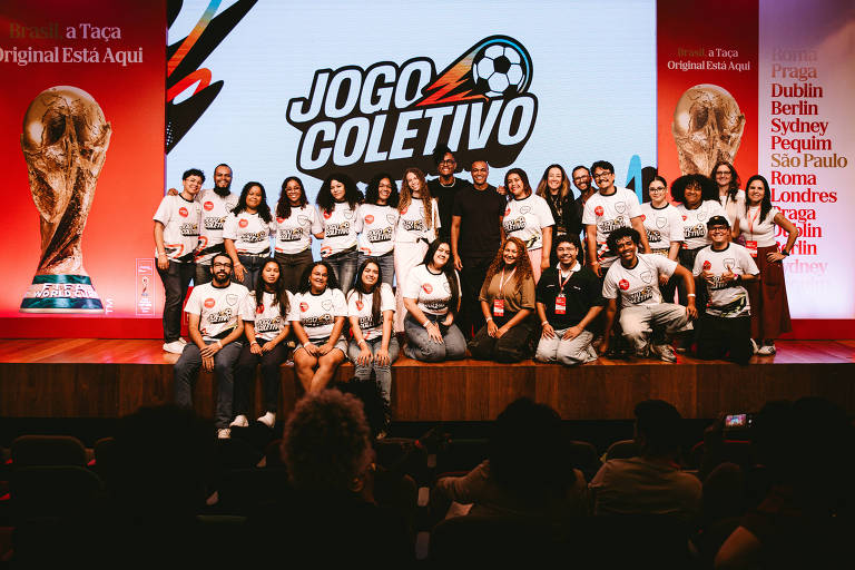 Integrantes do Coletivo Coca-Cola Jovem participam do “Jogo Coletivo – O gol é o primeiro emprego”, conduzido pelo influenciador PH Cortês